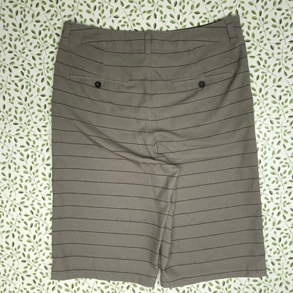 NWOT Boys Under Armor Shorts  Size 20/30” Color Gray with Black stripes - Picture 4 of 4